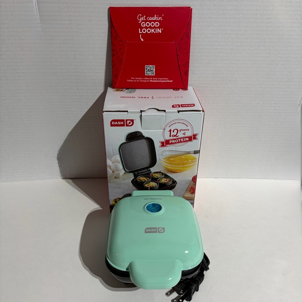 DASH Egg Bite Maker Teal NEW Open Box  4 Silicone Molds Manual Recipes 420 watts